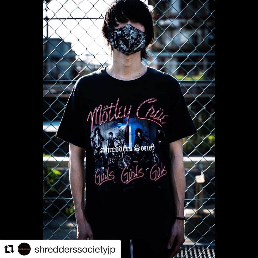 Kuboty のインスタグラム：「#shredderssociety﻿ ﻿ Shredders SocietyのHR/HM Stockです。﻿ ﻿ わいの大事なメタルTにShredders Societyのプリントをしました。つまりめちゃメタルってことです。﻿ ﻿ それからみんなに教えておくけど、HR/HMはHard Rock, Heavy Metalの略なんだど！！！ ﻿ Shredders Societyには、メタル好きのわいが自分の着たい服を作るということと、みんなにメタルを知って欲しいという2つの目的があります。﻿ ﻿ HR/HM Stockは、HR/HM大好きなおともだちへのアピとしても、まだHR/HMを知らないおともだちに知ってもらうという意味でも、わいがShredders Societyでずっとやりたかったことの一つです。﻿ ﻿ 今後何かしらの形で販売もしていく予定ですが、まずは挨拶代りにプレゼントすることにしました。送料もこっち持ちだから、どしどし応募してね！！﻿ ﻿ で応募は、こんな感じでShredders Societyの投稿をリポストするだけ！！#shredderssociety って本文に入れて@shredderssocietyjp を写真にタグ付けしてリポストしてくれたらそれだけで応募完了！わお！簡単！！﻿ ﻿ モトリークルー？知らないぜ！って人にはこれを機に是非知って欲しいから、このTシャツにも書いてあるド名曲のライブ映像を添えておきます。﻿ ﻿ 2006年のライブだからすこしおじさんになったモトリークルーだけど、めちゃくちゃかっこよくて最高だろう！？﻿ ﻿ 気に入ってくれたなら、自分でもっと調べてモトリーの他の曲も沢山聞いて、一緒にHR/HM漬けの日々を送ろうぜ！！」
