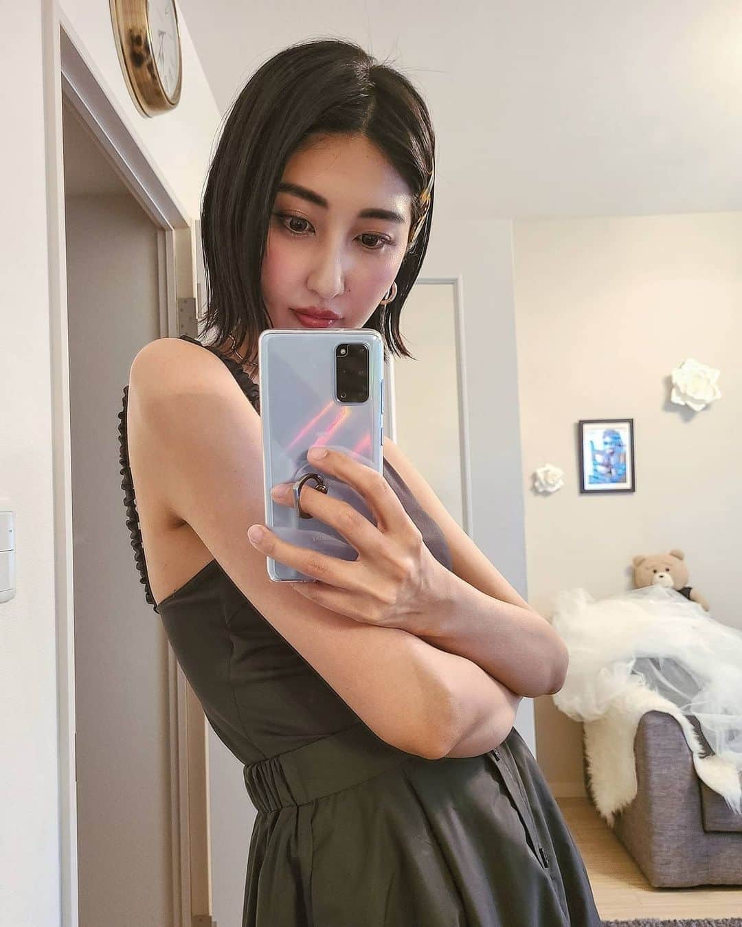 Lisaのインスタグラム：「. 昨日今日と久々に友達に会えたので 自粛中に買った洋服をやっと着れた🙌🏻🙌🏻 . 髪が伸びるスピードがすごく早い気がする。。🤷🏻‍♀️🤷🏻‍♀️🤷🏻‍♀️🤷🏻‍♀️ . 皆様夏のマスクに気をつけてね😷😷🥵🥵 私は１回倒れそうになりましたので😷🥵 . #ootd#allmoussy #私の腕のたくましさはお気になさらず #テッドが見ている」