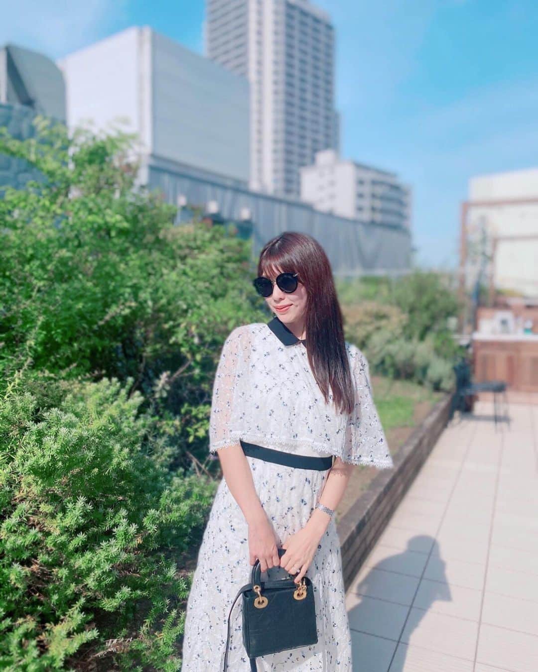倉岡生夏のインスタグラム：「カフェ🍰💓day ・ ・ ・ ハワイがコンセプトの新しくできたお店でカフェしました💓 テラスもあってお店も可愛くて居心地がよくておすすめです💓 ・ ハワイに来た気分を味わえましたよ〜❣️ 料理教室で、前にハワイアンレッスンもしましたがハワイはまだ行けそうにないのでお料理だけでも気分味わえるといいですよね！またハワイアンレッスンしたくなりました💓  今日はお天気も良かったので、お洋服は @emiriawiz_official のロングワンピースに⭐️ポンチョもセットでついてて可愛いの。❣️ 脱いだらノースリーブのワンピースになります💓  少しずつですが、カフェやおしゃれも楽しめるようになって嬉しいです💓 ・ ・ ・ #emiriawiz  #dior  #valentino  #大人可愛い  #大人可愛いコーデ  #愛され料理  #カフェ巡り  #カフェスタグラム  #ファッションコーデ  #ootd  #heavenly #ポンチョ #official」