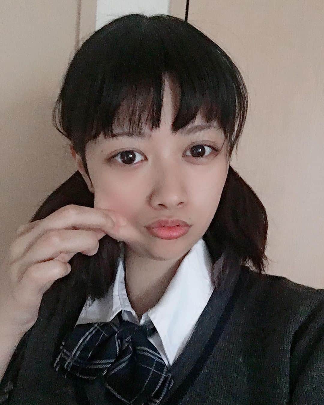 末房莉奈のインスタグラム：「最近ほっぺ掴むの好きだなぁ😂  #自撮り女子 #横浜女子 #別に魂を売ったわけではない #関西らぶですわ」