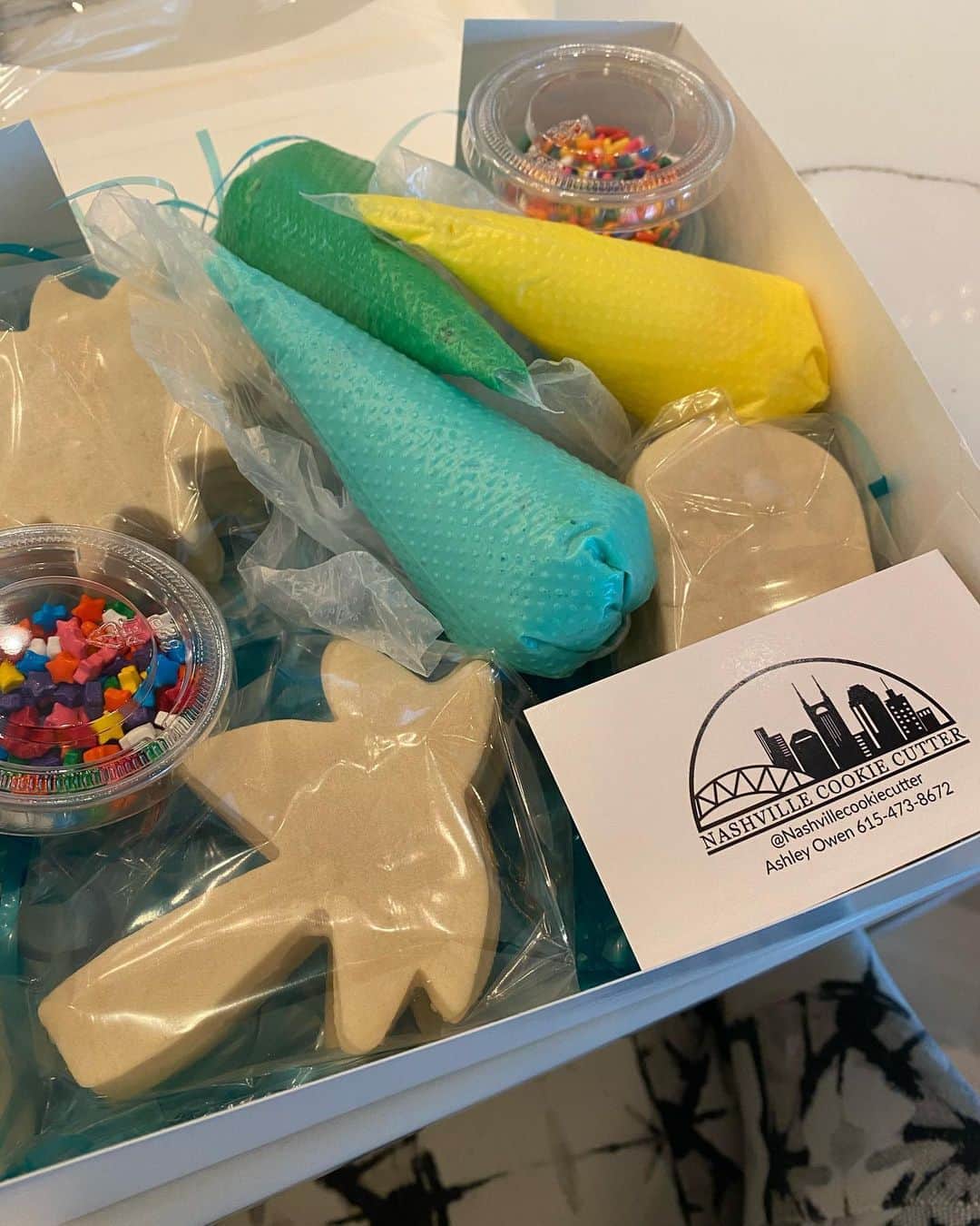 ヒラリー・スコットのインスタグラム：「Thank you @nashvillecookiecutter for the most fun activity for these kiddos this afternoon.」