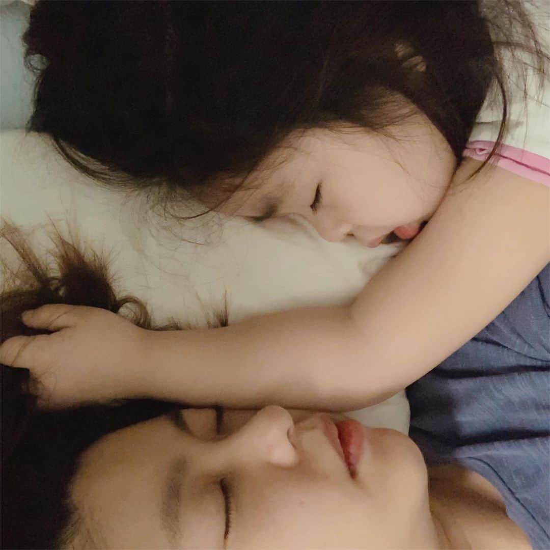 イ・ユンジのインスタグラム：「#굿모닝 기억하시나요 라니의 잠버릇. 엄마머리카락잡고자기. 요즘은 주로 잠들기전과 일어나기전에 한번씩이렇게 잡힌답니다😂 #수면독립 성공했다가 둘째가생기며 다시 제 옆으로 돌아오게한 라니. #아이들의잠자리어떻게하시나요?#둘째는아기침대」
