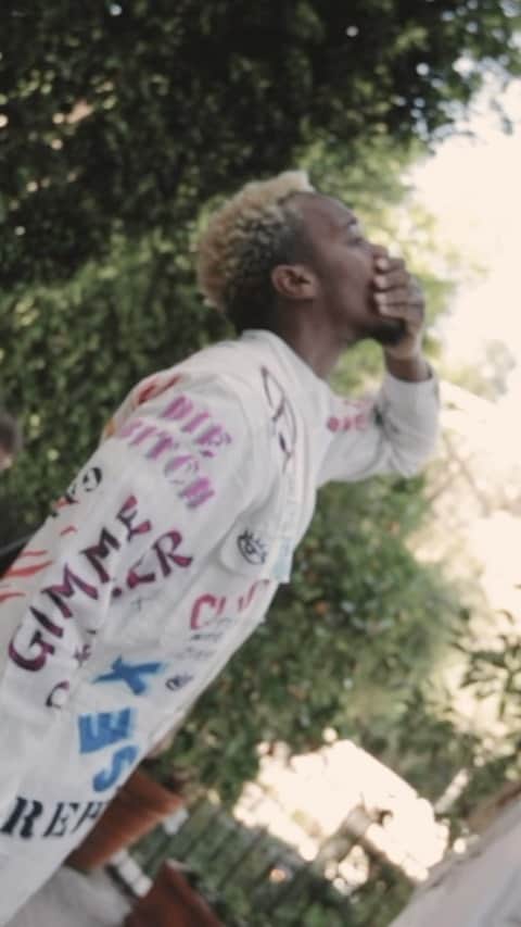 Lil Buckのインスタグラム：「What’s one of the few things that has the power to bring people together no matter their ethnicity, sparks dialog, and has been proven to help change the world for the better?.. ART :) #Artheals  Movement Artist  @lilbuckdalegend  Opera singers  @_zeinapur_ @rachelclare333  Visual Artist @theartofchadwick  Guitarist @davidlabovitch  Directed by @sokram11  @mauricesalmin  Graphics by @emmmirooose  SPECIAL THANKS TO  @cgramm69」