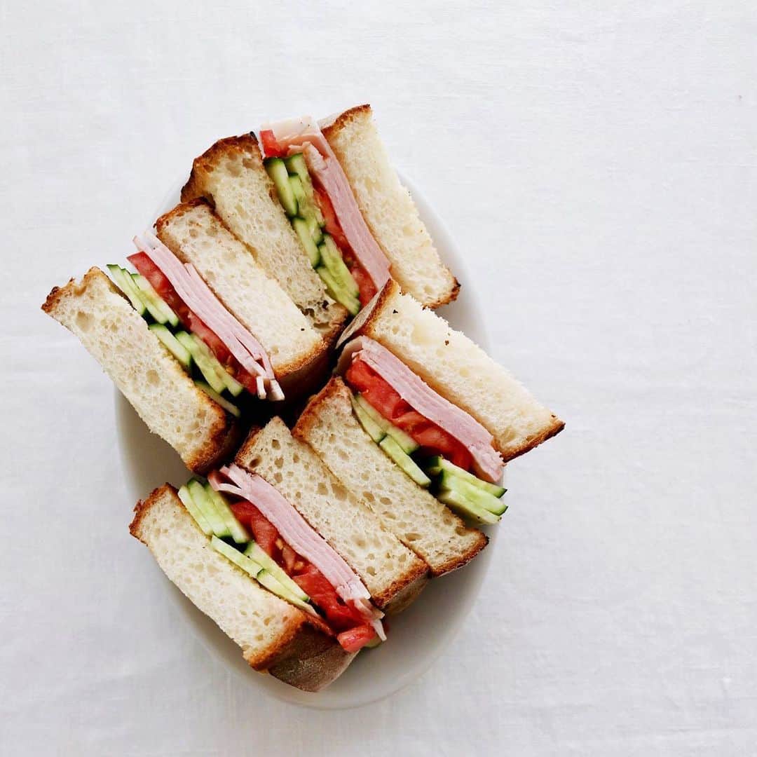 のインスタグラム：「Sandwich . 朝のサンドイッチ。 ハム多め、トマト、 キュウリを挟んで。 . . #朝パン #ハムサンド #サンドイッチ #sandwich #sandwiches #sandwichlover」