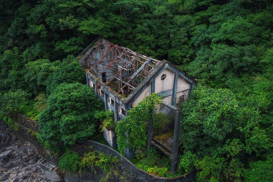 啝 （わ）のインスタグラム：「Abandoned hydroelectric plant 𓆲 𓆲 𓆲 #droneoftheday #djimavicpro #djiglobal #drone #dronephotography #dronestagram #dji #topdronephotos #fromwhereidrone #wedroneasia #droneosoar #skyhilife  #japan_urbex #JJ_URBEX #made_in_decay #kf_urbandonedmasks #KINGS_ABANDONED #m3xtures #Meistershots #moodygrams #nature_takes_over #natures_reclaim #ominous_perfection #pr0ject_uno #rsa_preciousjunk #savethedecay #sfx_decay」