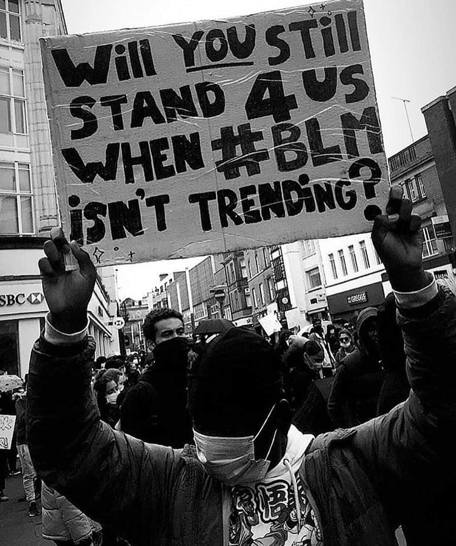 テイラー・グラブスのインスタグラム：「as we start going back to posting our daily content, i hope we all can come together and continue to fight for black lives and equality amongst all races. we should be continuously educating ourselves and taking the needed steps like signing petitions, donating, and voting!! we have a long way to go and we aren’t stopping here! use your voice to spread awareness and fight for justice and equality!! lets do better and be better! together we can change the world! 🖤✊🏽 #blacklivesmatter」
