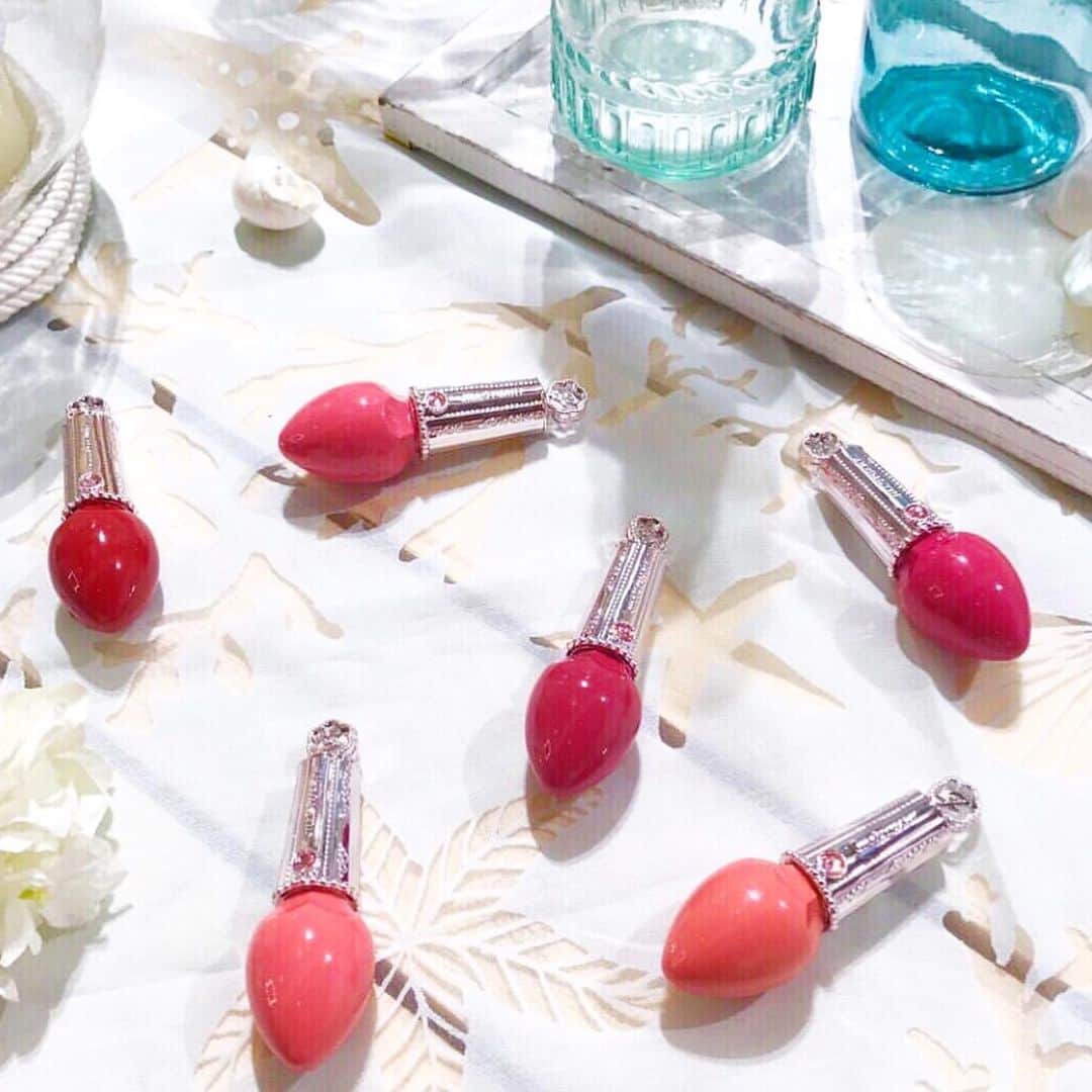 Jill Stuart Cosmetics Japanのインスタグラム：「Jillstuart juicy oil rouge tint Made in Japan . IDR 498.000 . Shades;  06 sweet cranberry Vivid pink like a cranberry (non pearl) 07 tropical papaya Coral orange like a summery papaya (※Main color) ★08 apple trick A clear blue that creates a pink tint, with blue lamé . Get plump, moist lips, like drops of fruit. Tint rouge that creates vibrant, fresh color that lasts. . ･Our popular oil rouge is now released as a lip tint. This tint imparts lips with plump and juicy color, like a forbidden fruit. Just one product achieves rich color, juicy shine, and moisture from oils, with vivid coloring that lasts. ･The packaging has a strawberry-like shape, inspired by the concept of rouge that creates lips like fruit". The lid is a silvery pink, to evoke tinted lips. A light rose Swarovski sparkles at the center of the blossoming fruit, with a "J" embossed plaque crowning the top. ･Crystal Floral Bouquet fragrance. . . Order via line id @kxd1010i Click the link on our profile . #jualjillstuart#jualjillstuartmakeup#jualkuasmakeup#tokobatam#batamtoko#muabatam#batamolshop#olshopbatam#batam#tokokosmetik#jualbrush#jualsigma#jualan#jualanku#jualsephora#jualchanel#jualladuree#jualkosmetikbatam#jualeyeliner#jualmascara#juallipstick#jualmurah#jualankaka#makeupartistbatam#jualmakeup#jualkosmetikori#jualetude#jualladureekosmetik#jualkosmetikjepang#jillstuart」