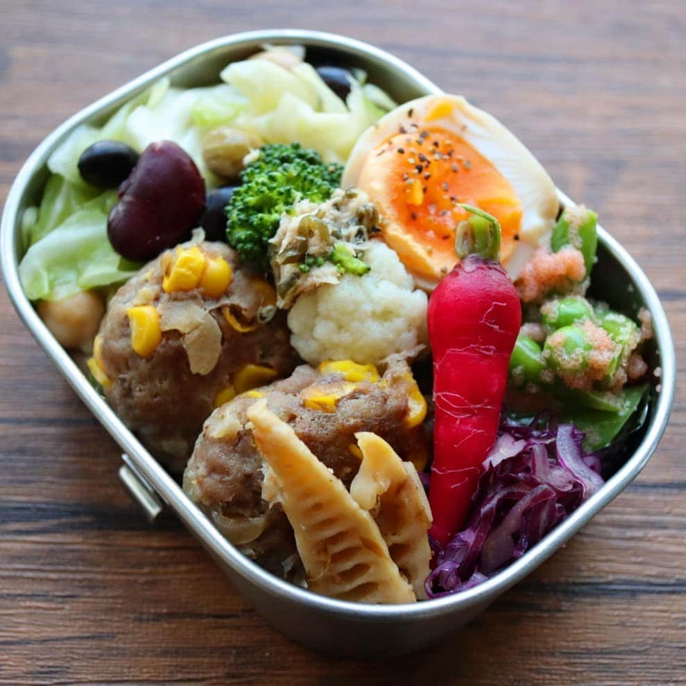 yukirichi119さんのインスタグラム写真 - (yukirichi119Instagram)「2020/06/10(水) #2020ゆきりち弁当 ＊ おはようございます🌞 暑いのね、また今日も暑くなるのね… ＊ とりあえず わたべとかいう人はもう秋田には来られんよね 秋田県民を敵にまわしたよね🙅‍♀️ ＊ 作り置き詰め放題の ゆるっと糖質オフオット弁当🍱 お弁当箱⇒360㎖ ✼••┈┈┈┈••✼••┈┈┈┈••✼ ●ご飯がわりのキャベツとおマメのナムル✪ ●おかか味玉✪✔ ●とうもろこしとザーサイの豚つくね✪ ●ツナマヨ昆布のブロッコリー＆カリフラワー✪✔ ●スナップエンドウのタラマヨ和え✪ ●ラディッシュのぬか漬け✪ ●紫キャベツのヘルシードレッシング和え✪ ●タケノコの煮物(母作) ✪➡今週のゆるっと糖質オフ作り置きから。 ✔➡1冊目の著書にレシピあり。 ✼••┈┈┈┈••✼••┈┈┈┈••✼ 2冊目の著書📕 6月17日発売🤩予約受付中✨ 【メリハリ糖質オフ 週明け｢満足サラダ｣と週後半の｢しっかりお肉｣】(KADOKAWA) プロフ( @yukirichi119 )から Amazonに飛べます👯‍♂️ --------------------------------------------------- #ぬか漬け #ぬか床 #発酵食品 #野菜たっぷり #具沢山 #つくね #炭水化物抜き #作り置き #工房アイザワ #昼食 #diet #お弁当 #弁当 #食べて痩せる #bento #旦那弁当 #lunchbox #昼ごはん #Japanesefood #ダイエット弁当 #ダイエット #bento #糖質オフ #糖質制限 #コロナ太り #新刊 #KADOKAWA #暑さ対策 #マスク暑い #かき氷食べたい」6月10日 8時27分 - yukirichi119