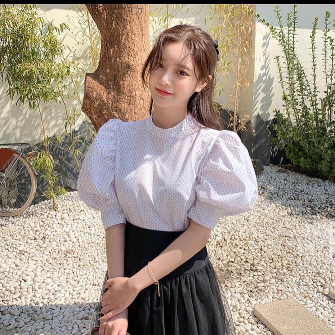 Chuuのインスタグラム：「얼굴 작아보여서 넘 좋아하는 블라우스🖤」