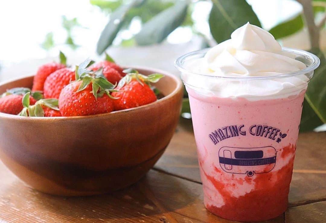のインスタグラム：「. @amazing_coffee_official ・・・ 🌱Information from AMAZING COFFEE TOKYO NAKAMEGURO☕️ . TOKYO NAKAMEGURO限定のシャリシャリシリーズに新作が登場です✨ . 『サンキゅうべにーマッチ』 . 果汁たっぷりで瑞々しい食感の、熊本県産ゆうべにいちご🍓を贅沢に使用したシャリシャリドリンク🥤 苺の香りが口の中で広がるフレッシュな感覚をぜひ、お楽しみください(^o^)v . ※こちらの商品は1日にご用意できる数に限りがございます、その為なくなり次第その日の販売を終了とさせていただきますのでご了承ください。 . 【商品名】 サンキゅうべにーマッチ . 【販売期間】 6/12(金)〜 . 【販売価格】 ¥700(税込) . 【取扱店舗】 TOKYO NAKAMEGURO . #AMAZINGCOFFEE #TOKYONAKAMEGURO #AMeCO #アメコ #coffee #ゆうべにいちご #シャリシャリ @jakk_nikoyaka @exile_nesmith_official #LDHkitchen」