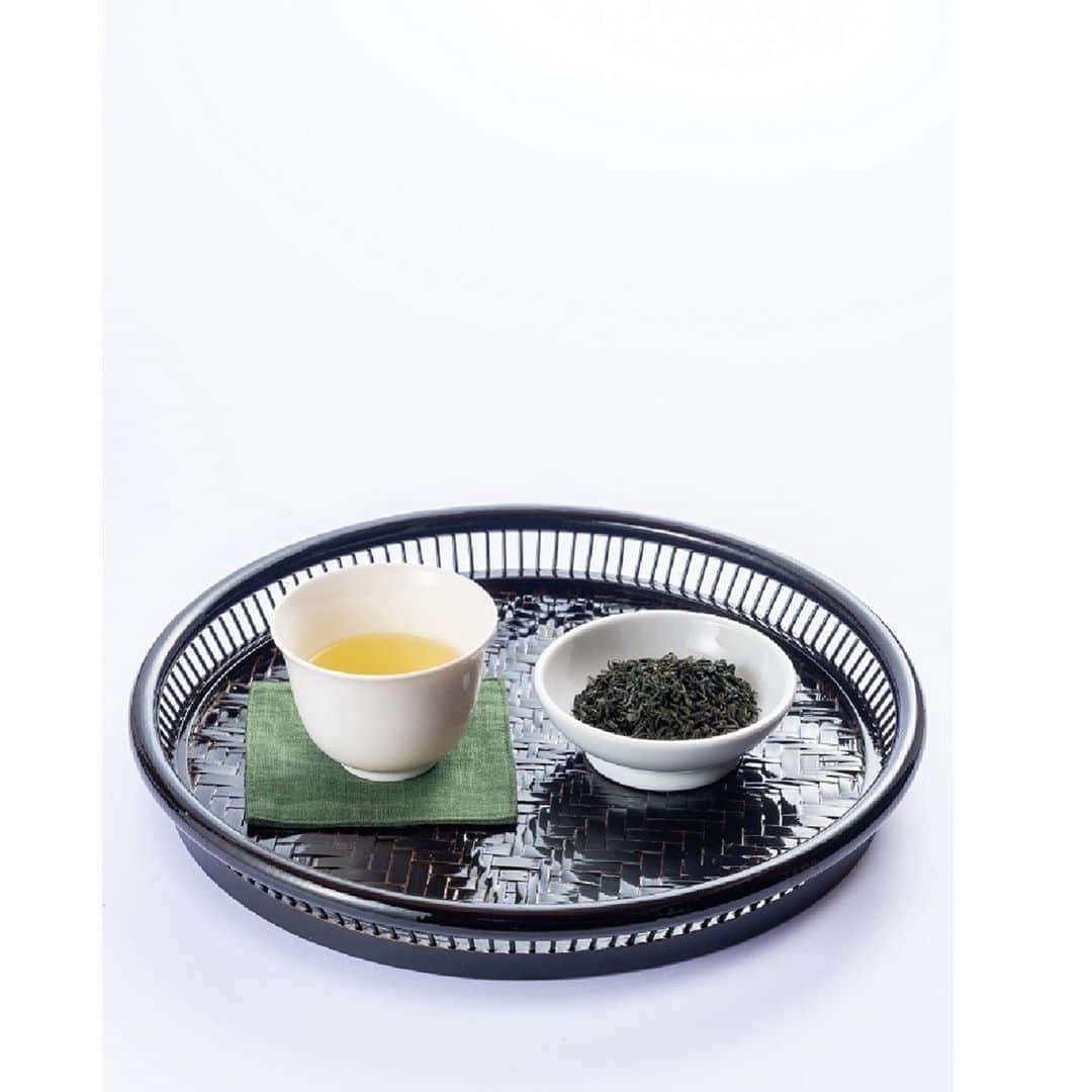 のインスタグラム：「. お茶どころ佐賀県嬉野で、4戸の茶生産者が自ら立ち上げたブランド嬉野山芳釜炒茶「葉と日と火」が完成しました…！！ . "釜炒茶"は緑茶の一つで釜で炒ったお茶のこと。 茶葉はくるっと丸まっているのが特徴で、釜で炒ることでつく香ばしい独特の香りも釜炒り茶（かまいりちゃ）ならでは。高温のお湯で簡単に淹れることができるのでおすすめです! . 印象に残るその名前やイメージにピッタリのパッケージはさが農村ビジネスサポートセンターのプランナーなどの支援により出来上がったものです。 . . 商品について詳しくは、さが農村ビジネスサポートセンターのHPで紹介しています。 https://www.saga-6sapo.jp/recommend  釜炒り茶の美味しさを是非お試しください！ . . ■さが農村ひろばホームページ（TOPページ） https://saga-nouson.jp/ . . #さが農村#佐賀産#佐賀#saga#嬉野市#嬉野茶#釜炒茶#葉と日と火」