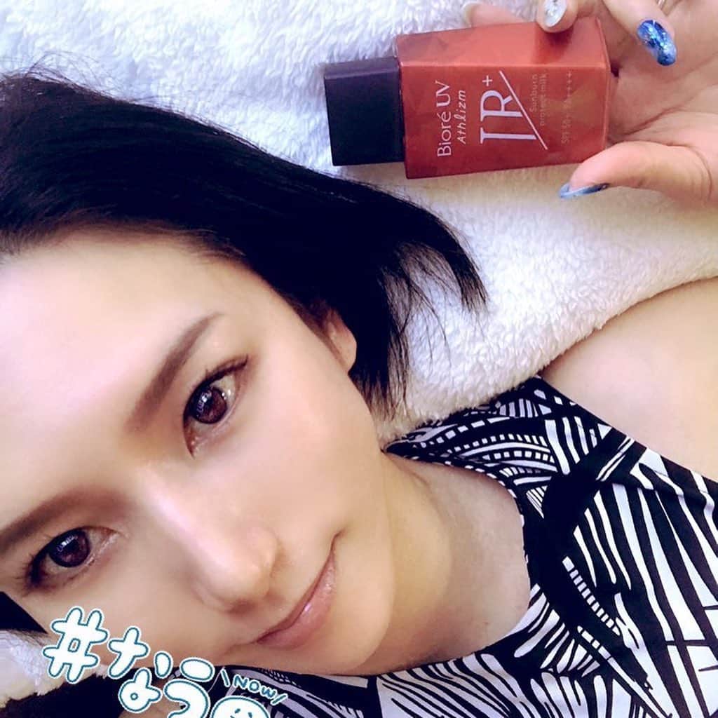 鷹村アオイのインスタグラム：「. 最近は暑いしマスクにファンデがつくのが嫌で日焼け止めのみ。  ジリジリした紫外線にも強力なプロテクト効果だというビオレさんのアスリズムサンプロテクトミルク。ドラッグストアで2000円くらい。  明るいベージュ色で肌色補正してくれます。  #日焼け止め #ノーファンデ  #ノーファンデ生活 #ビオレuv #アスリズム」