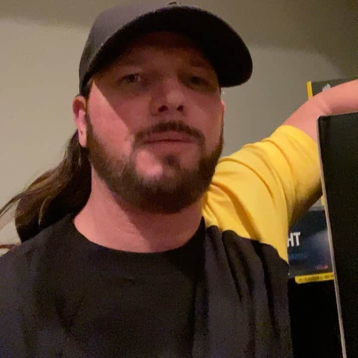 アレン・ジョーンズのインスタグラム：「Corsair one i165 is phenomenal!!Corsair.com use promo code STYLESCLASH for 10% select merch.」