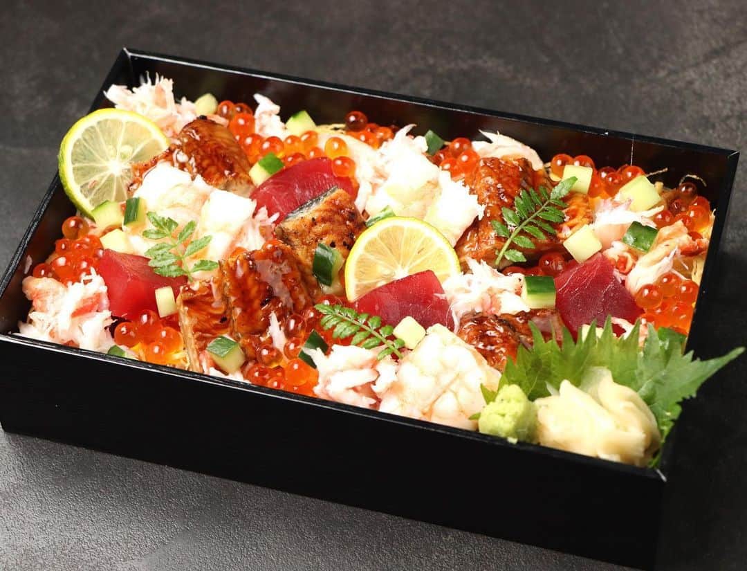 のインスタグラム：「. 真ん中水曜日は自身へのご褒美を🍱✨ 豪華食材が散りばまり 変わり酢飯との相性良し👌🏼 Chompyデリバリーにてオーダーできますっ💨 . . ●蟹・いくら・うなぎ 豪華バラちらし弁当 3,000円（税抜） 蟹、いくら、うなぎ、まぐろ、海老とお子さまにも好まれる豪華食材を使用し、彩りや食感も楽しんでいたける贅沢な内容となっています。 ________________________ 🏮居酒屋 三盃🏮 東京都目黒区上目黒3-6-5 中目ビル1F  TEL 03-6451-2330  営業時間　11:00～22:00（LO 21:00）  HP：http://www.izakaya-sanbai.jp/ ※写真は盛り付けイメージです。仕入状況等により、実物と異なる場合がございます。 . #LDHkitchen #居酒屋三盃 #中目黒 #デリバリー #テイクアウト #chompy #チョンピー #おうち時間 #おうちご飯 #バラちらし弁当」
