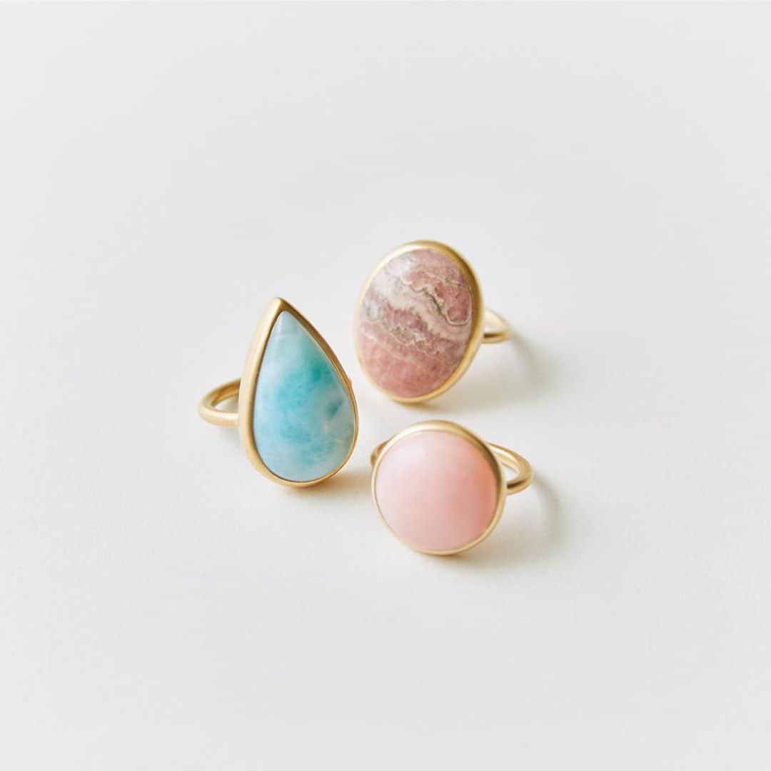 MARIHA Official Instagramさんのインスタグラム写真 - (MARIHA Official InstagramInstagram)「. Ring | Earth Drops Larimar, Rhodochrosite, Pink Opal (ラリマー, ロードクロサイト, ピンクオパール）  自然が育んだ、個性的な美しさを持つ天然石の数々。輝き、インクルージョン、カッティング、エネルギー。天然石にはふたつとして同じものは存在しません。  #mariha #jewelry #earthdrops #gemstones #マリハ #ジュエリー #ラリマー #インカローズ #ロードクロサイト #ピンクオパール #天然石 #天然石リング  #mariha伊勢丹新宿店　#mariha阪急うめだ本店」6月10日 8時51分 - mariha_official