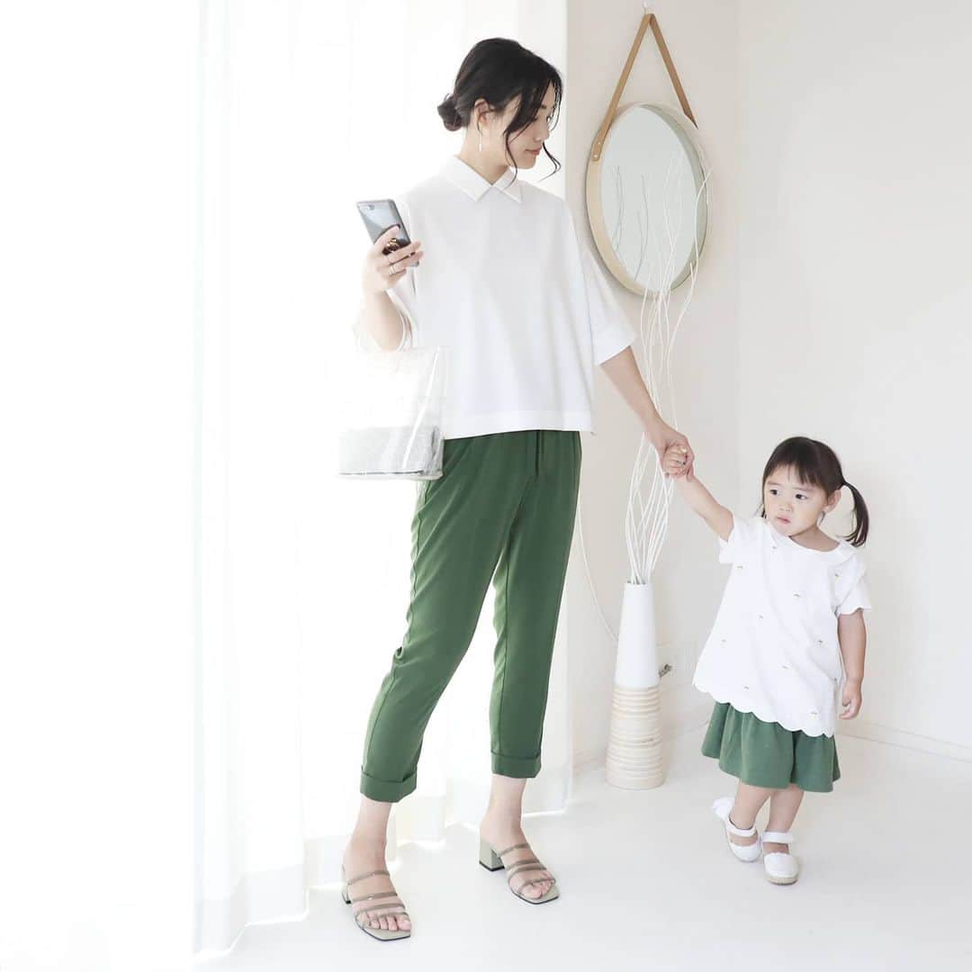 Eri Satoのインスタグラム：「white×greenリンクコーデ · pants: @allumerofficial shoes: @outletshoes_official 👧 tops: @carryon_official shoes: @petitmain_official · すっごく可愛い娘のブラウスを中心に考えたコーデ🍋 こんなに可愛いのに、 @carryon_official でGETしたから激安だったよ🤣🤣🤣 · かなり暑くなってきたし、外でも少しづつ遊べるようになったから慌てて夏物買ってます😂 キャリーオンで使えるクーポンもあるので ぜひ使ってね✨ 👉「invite20」 · コーデコンテストも開催されてるのでぜひチェックしてみて💛 · #キャリーオン#子供服#アウトレットシューズ#outletshoes_life #fashion#ootd#outfit#code#coordinate#style#ファッション#コーディネート#コーデ#プチプラ#プチプラコーデ#シンプルコーデ#mamagirl#locari#ママファッション #partegram #l4like#カジュアル」