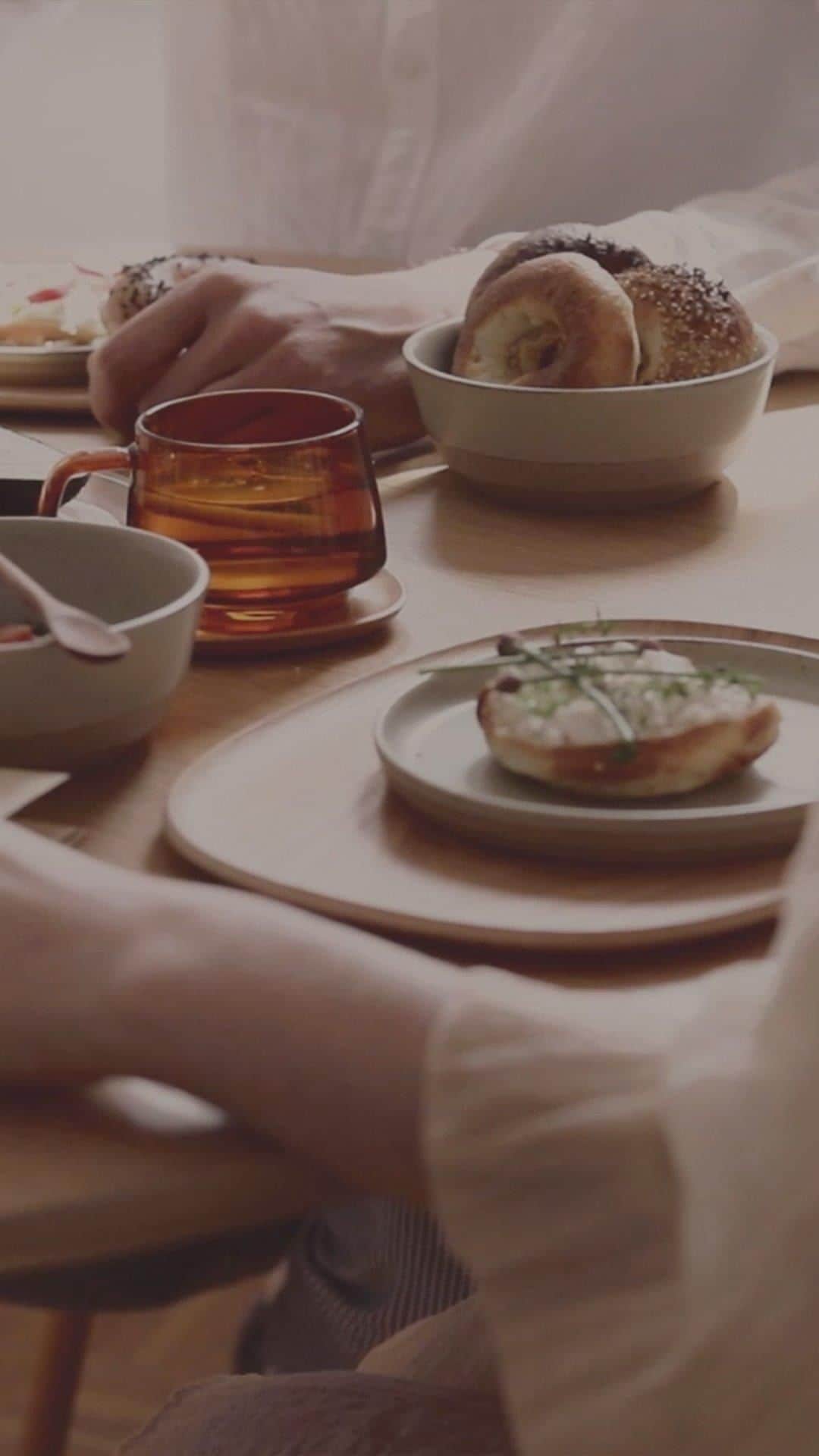 のインスタグラム：「「一日の始まり」 自家製のベーグルや庭から採れたものを並べて、朝食を食べながらゆったりと一日を迎える。 撮影：Tina Sosna @tinasosna ----- "A Morning with KINTO" Take time to prepare for the day with a delicious breakfast that includes homemade bagels and things from the garden. This is the moment when our day begins. Video by Tina Sosna  @tinasosna  #kinto #kintojapan #morning #breakfast #lifestyle #tableware #journal #houseware #mug #plate #homedecor #home #暮らしを楽しむ #丁寧な暮らし #キントー」
