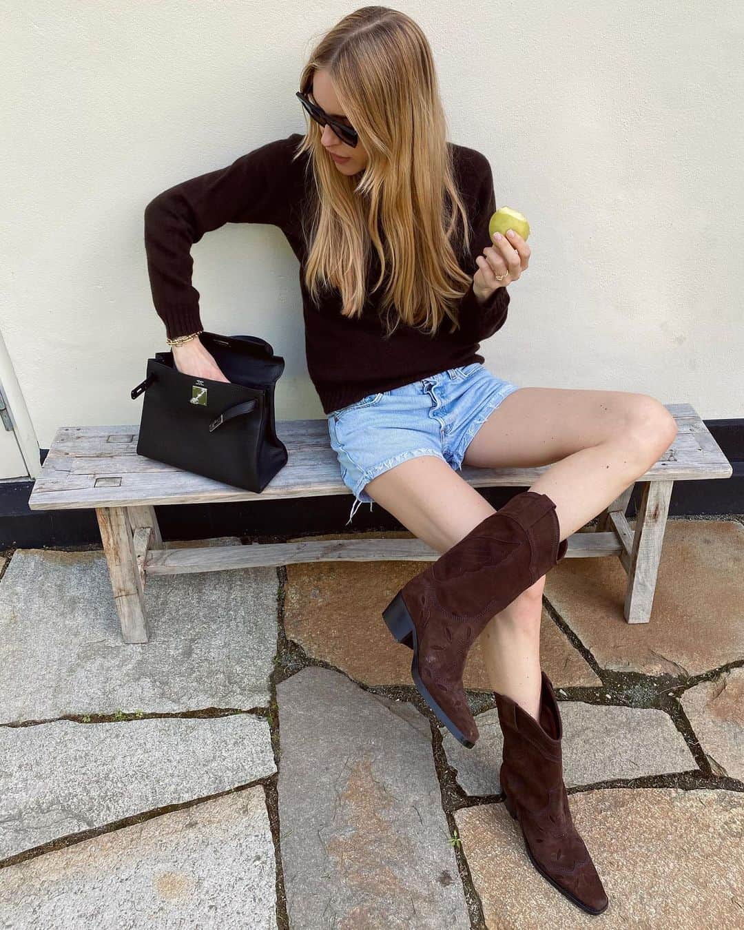 ペニーレ・タイスベックのインスタグラム：「Appreciating small pleasures in between zoom meetings and calls🍏」