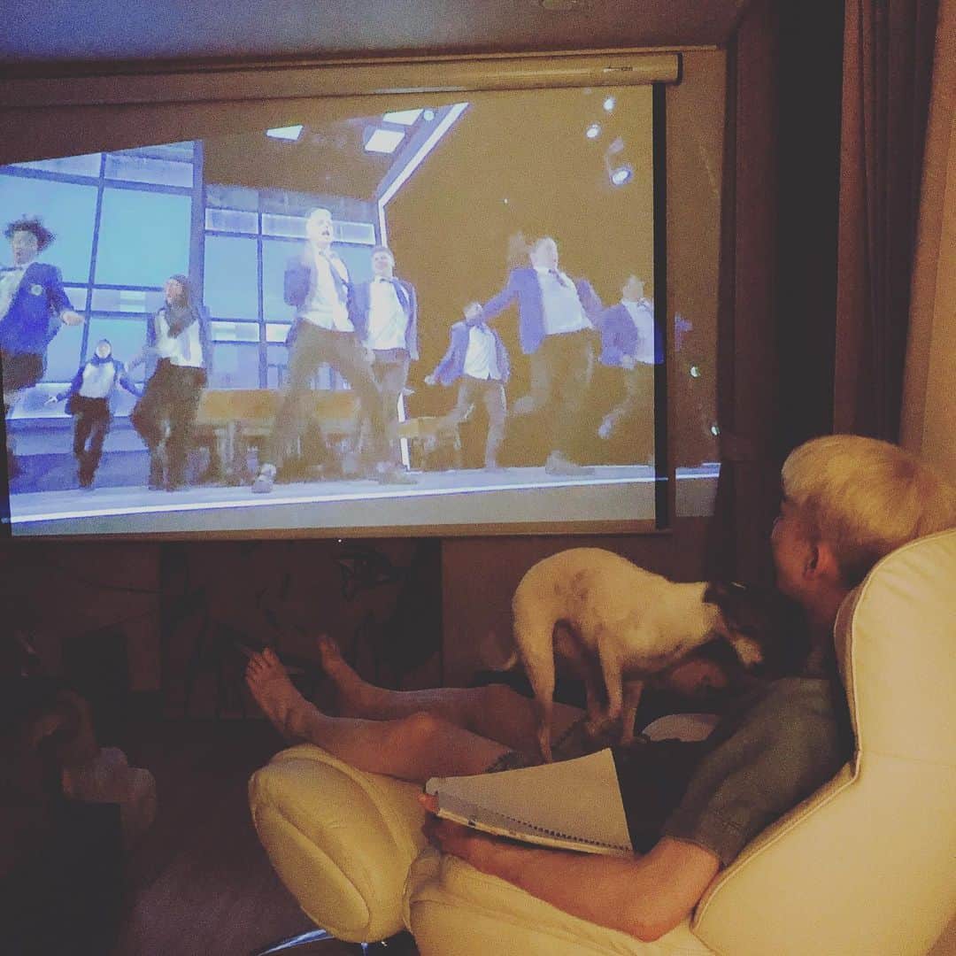 チョ・グォン さんのインスタグラム写真 - (チョ・グォン Instagram)「제이미 보는 #제이미  HOME.」6月10日 0時08分 - kwon_jo
