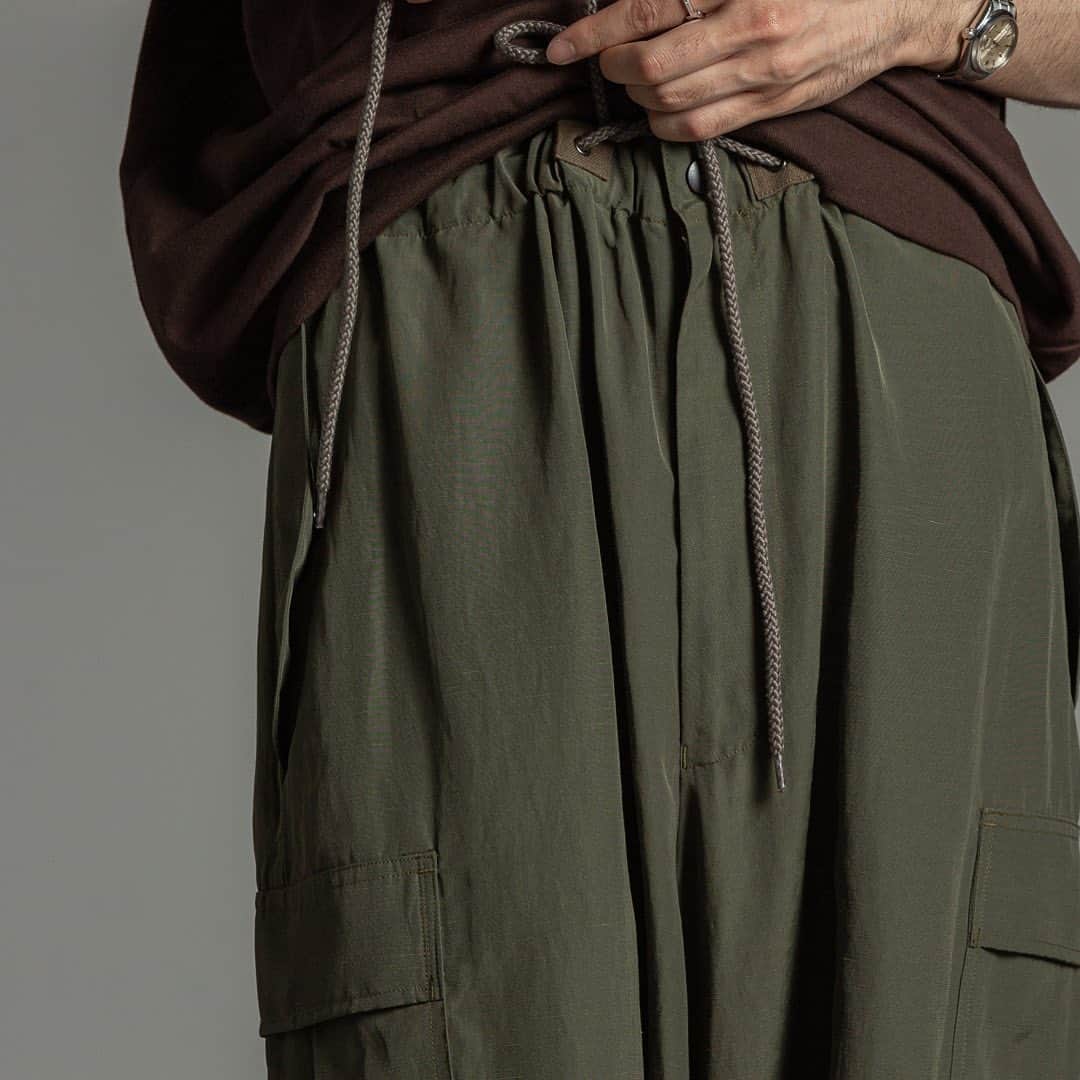 マーカウェアさんのインスタグラム写真 - (マーカウェアInstagram)「. marka "POLYESTER / LINEN WEATHER CLOTH OVER PANTS" ¥32,000  落ち感が美しいカーゴパンツ。ギラギラしていない光沢感のある生地で上品なモード感をプラスしています。 ゴム仕様のウエストに加えて腰から裾までのボリュームで、着用感はとてもイージー。 両サイドのカーゴポケットはちょっとしたお出かけに必要なモノを全て入れておくことが出来て、ワンマイルウェアにもピッタリな一本です。 裾に入れたゴムスピンドルの調整で、スニーカー、サンダルやブーツはもちろんレザーのドレスシューズまで様々なシューズに合わせることができます。 経糸にポリエステル、緯糸はポリエステルとリネンを一本づつにした交織のウェザークロスで、リネンによる落ち着いた光沢感と適度なハリが生地に高級感を加えています。  #marka @markaware_marka_official」6月10日 0時09分 - markaware_marka_official