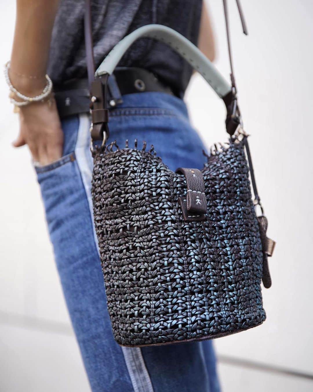 エンリーベグリンのインスタグラム：「A closer look to the beautiful woven style of #HenryBeguelin Secchiello M Intreccio Maltinto Turquoise. #HBSS20」