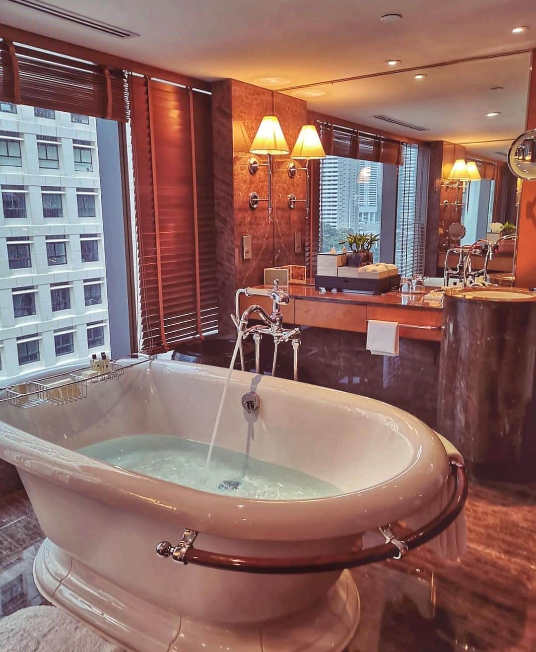 Kam Wai Suenさんのインスタグラム写真 - (Kam Wai SuenInstagram)「The bathroom from the Statue Square View Suite of @mo_hkg is my absolute bathroom goal.  This bathtub is a must-have for your staycation when you want to relax from your busy week by enjoying one of the best views of Hong Kong.  #ImAFan #mo_hkg #mandarinorientalhongkong  #staycation #hkstaycation #luxurylifestyle #luxuryhomes #bathroomdesign #bathroomdecor #bathtub #hkkol #hkinfluencer #hklifestyle」6月10日 0時12分 - mr.kamsuen