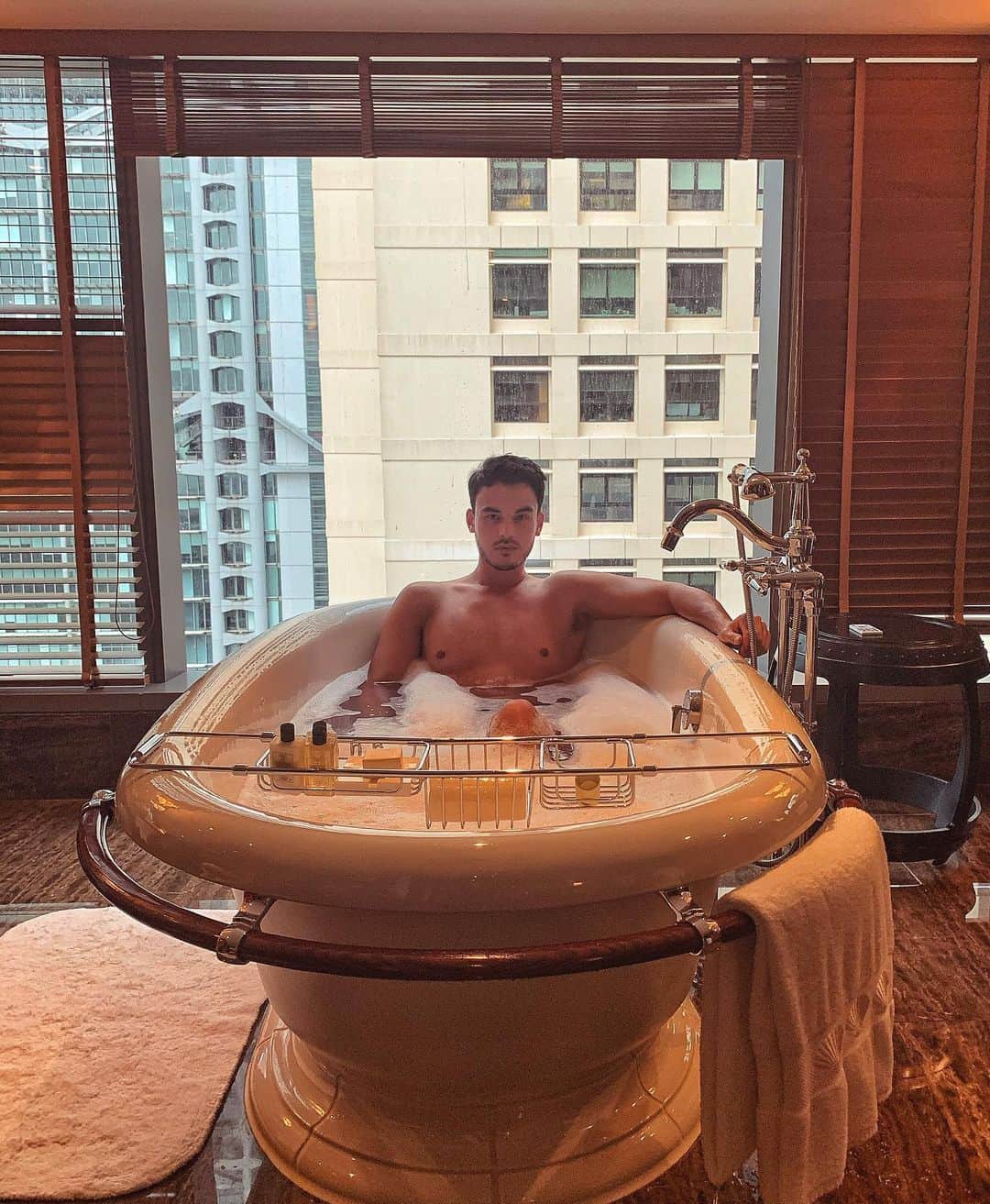 Kam Wai Suenのインスタグラム：「The bathroom from the Statue Square View Suite of @mo_hkg is my absolute bathroom goal.  This bathtub is a must-have for your staycation when you want to relax from your busy week by enjoying one of the best views of Hong Kong.  #ImAFan #mo_hkg #mandarinorientalhongkong  #staycation #hkstaycation #luxurylifestyle #luxuryhomes #bathroomdesign #bathroomdecor #bathtub #hkkol #hkinfluencer #hklifestyle」