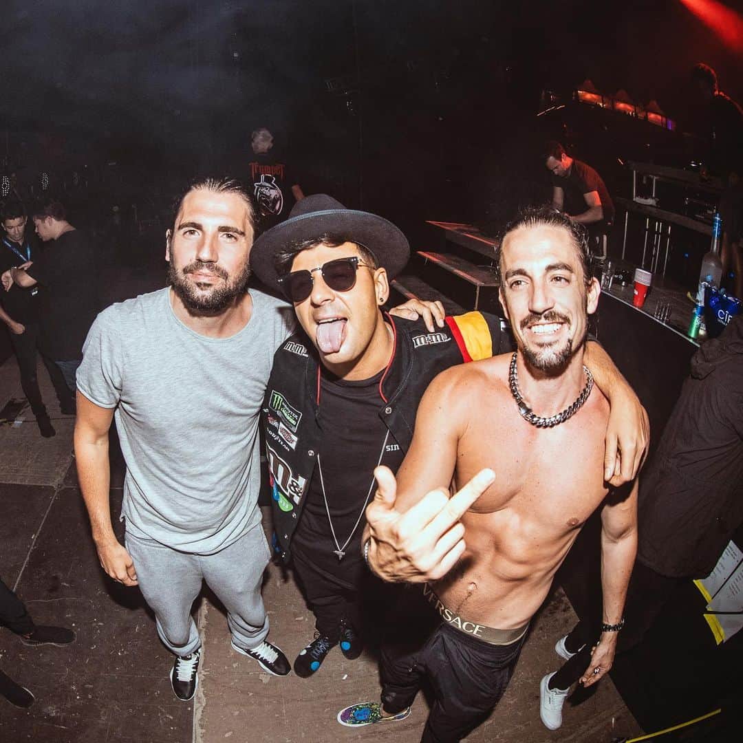 Dimitri Vegas & Like Mikeさんのインスタグラム写真 - (Dimitri Vegas & Like MikeInstagram)「Happy birthday to our brother @timmytrumpet !! Go wish him a happy one 🎉」6月10日 0時37分 - dimitrivegasandlikemike