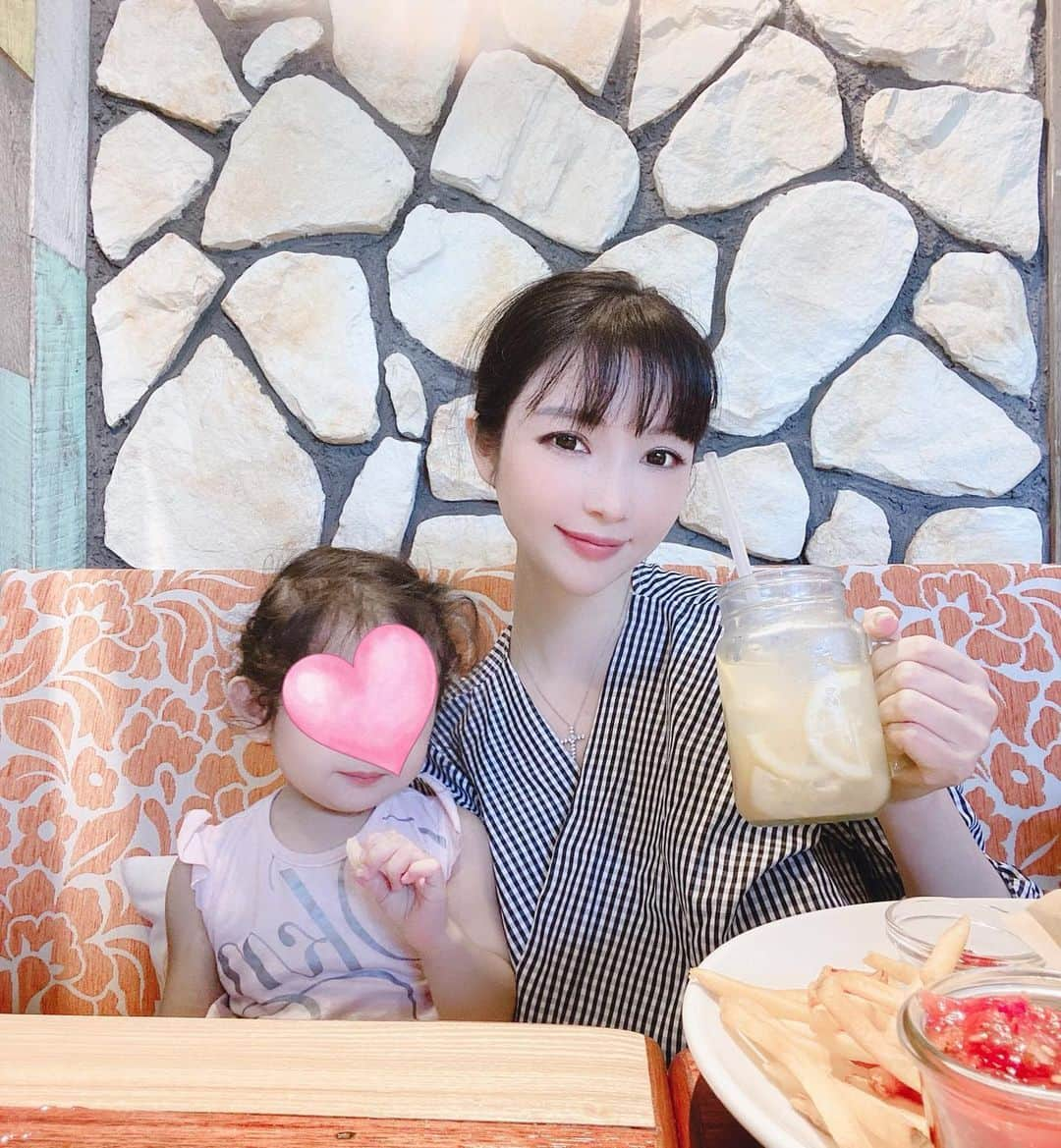 森下悠里さんのインスタグラム写真 - (森下悠里Instagram)「スクール帰りにお気に入りのお店へ🍹 - - 毎日、学校が本当に楽しそう✨ いろんな国の子達と 沢山遊んで沢山学んできてくれて 私にとって娘の成長を見るのが一番の楽しみ - 🇬🇧空間のスクールだから 私も先生達と話すときは英語で まだまだ伝えたいこと英語で表現できないから💦 娘よりも私が頑張らないと🤔 - - #インター #🇬🇧 #preschool #preschoollife」6月10日 0時47分 - yuurimorishita