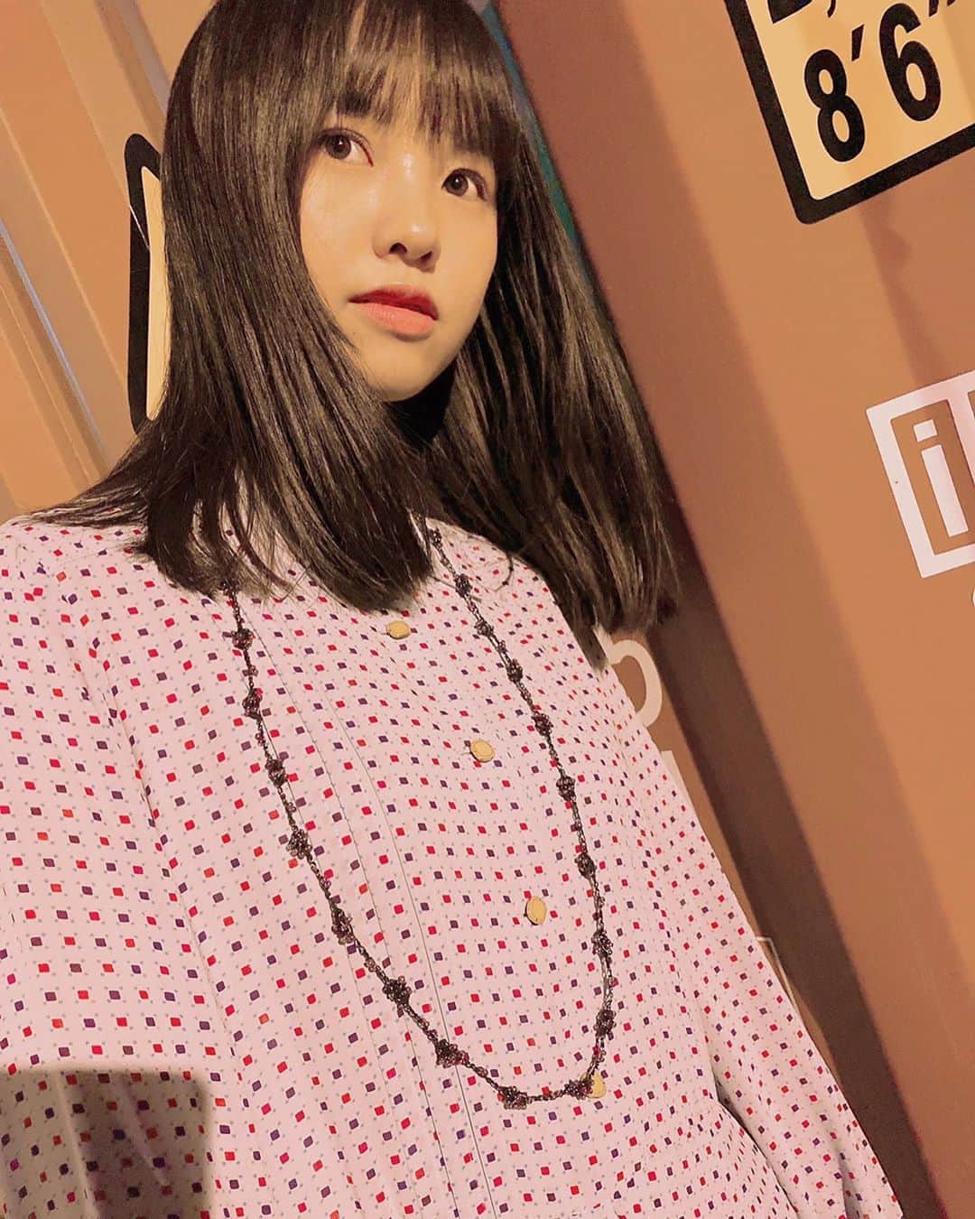 本郷柚巴のインスタグラム：「最近は日差しも強くて とうとう夏が来たなぁ🌊 って感じてる💫  あんまり履かない感じのヒール👠 お世話になってるワンピース👗  また新しいワンピースが増えました💫  前髪ぱっつんか伸ばすどっちがいいと思いますか？  #古着 #ワンピース #夏」