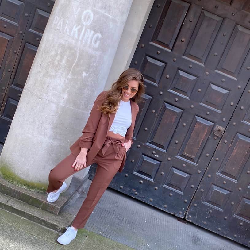ニッキー・サンダーソンのインスタグラム：「No Parking 🚫  #manchester #prelockdown #pose #smile #casual #smartcasual #suit #trainers #whitetrainers #kicks #fashion」