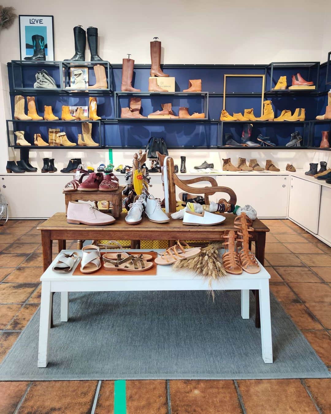 のインスタグラム：「Dans la boutique de la rue de Charonne  #paris #paris11 #bastillevillage #shoeshop #menshoeshop #familyshoes  #genderlessfashion #ethicalfashion #leathersole #modeethique #modedurable #labelepv #souliers #sandales #bottes #bottines #savoirfairefrancais #frenchheritage #frenchexcellence #patrimoinefrancais #patrimoineculturel」
