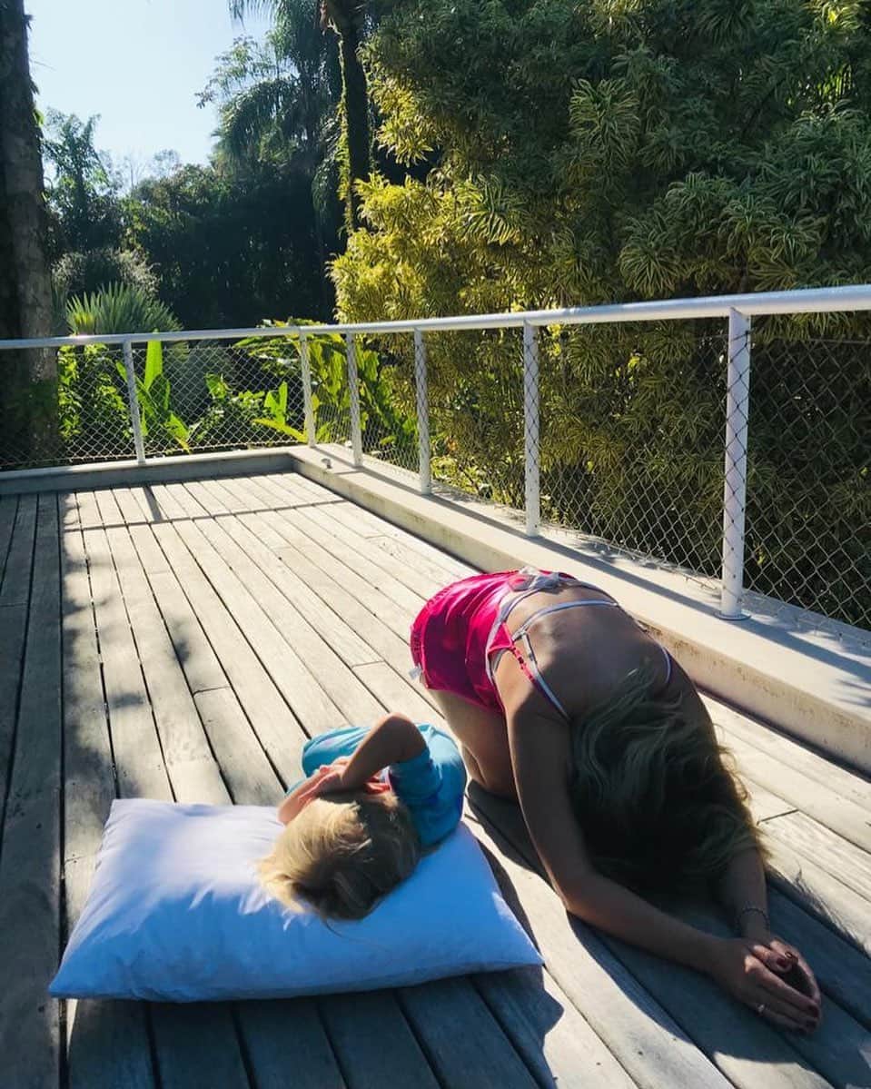 Eliana Michaelichin Bezerraのインスタグラム：「Enquanto Arthur fazia sua aula no quarto ao lado, eu, Manu e a dinda Helena (minha irmã) agradecíamos por acordar com saúde. Gratidão pelo sol, pelo ar, pelo amor, pelas dificuldades, pelo aprendizado diário, pela fé, pela positividade, pela vida.  Hoje temos um encontro aqui, às 19:30, para a nossa live sobre o “teste do pezinho” que pode salvar muitas vidas 🙏🏻. Espero todos vocês. Deus abençoe . P.S.: flagra da dinda 💕 #mariapassanafrente #quarentena #manumrseminstagram #maededois #pijama #gratidao #fé #aprendizado #testedopezinho #live」