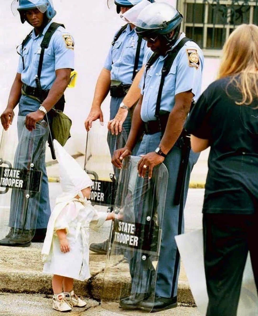 ルイス・ハミルトンさんのインスタグラム写真 - (ルイス・ハミルトンInstagram)「This photo was taken in 1992 at a KKK rally. This child was born with love in its heart but taught to hate. This is sickening. This shouldn’t happen but is happening around the world, parents passing on their hate, their fears and beliefs. We have to change how people are educated, change how we educate our children so they don’t learn hate, they continue to be the loving kindred spirits they are born as. #wehavetodobetter #love #change #equality」6月10日 1時10分 - lewishamilton