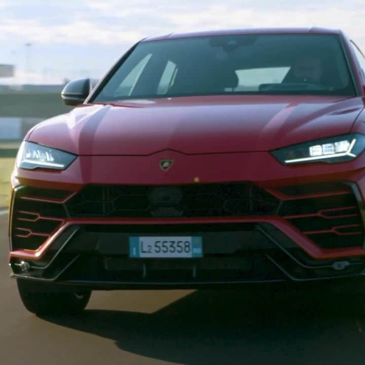 ランボルギーニのインスタグラム：「Lamborghini Urus redesigned the concept of versatility. Any road can be traveled, any obstacle can be overcome and, above all, any choice can be made.  Even if the road you want to take does not exist yet. Unlock any road.  #Lamborghini #Urus #UnlockAnyRoad」