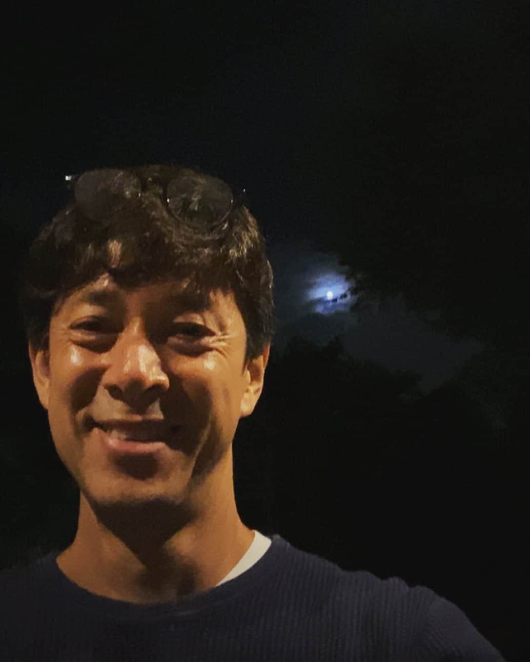 西川忠志さんのインスタグラム写真 - (西川忠志Instagram)「夜空のインスタライブ  今回は深夜0時過ぎから インスタライブをさせて頂きました。  明日から大阪も 梅雨入りするとかしないとか。  今のうちに一度 きれいな夜空を背景に 皆様と時間を過ごさせて頂けたらなと思い させて頂きました。  月もご覧頂けた様で 時々雲が薄っすらとかかると 幻想的になったり 星も見えました！  そして今回も日本各地 そしてニュージーランドや シンガポール等 様々な場所からご覧頂き また沢山の温かなコメントも頂戴致しまして 皆様いつも本当にありがとうございます。  今夜も  一期一会に  感謝  #夜空　#インスタライブ　#instalive #深夜 #月　#月夜　#夜空　#星　#幻想的　#一期一会　 #吉本新喜劇　#西川忠志　#吉本自宅劇場　#感謝」6月10日 1時28分 - nishikawa_tada