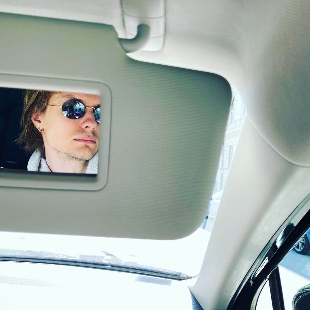 オスカー・エーネスタードのインスタグラム：「👋🚗 Ny musik ute på fredag.」