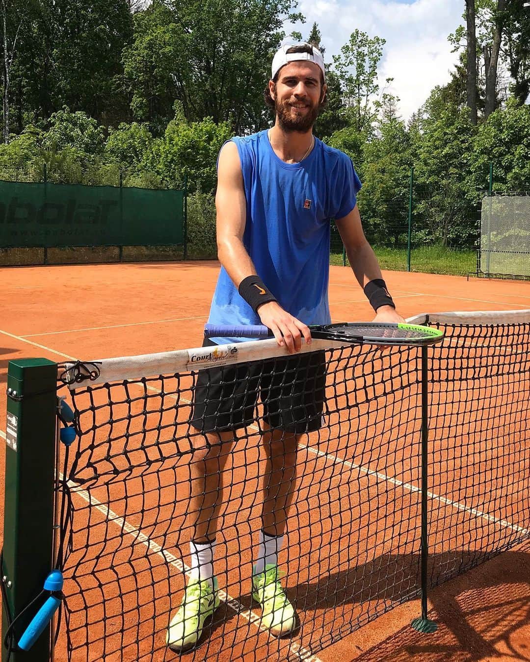 カレン・ハチャノフのインスタグラム：「Great feeling to be finally back playing tennis every day after such a long break!👊🏻💪🏻😊💥 #BackOnTrack ⠀  Невероятные ощущения, когда снова начал тренироваться каждый день на корте после столь долгого перерыва!👊🏻💪🏻😊💥🎾」