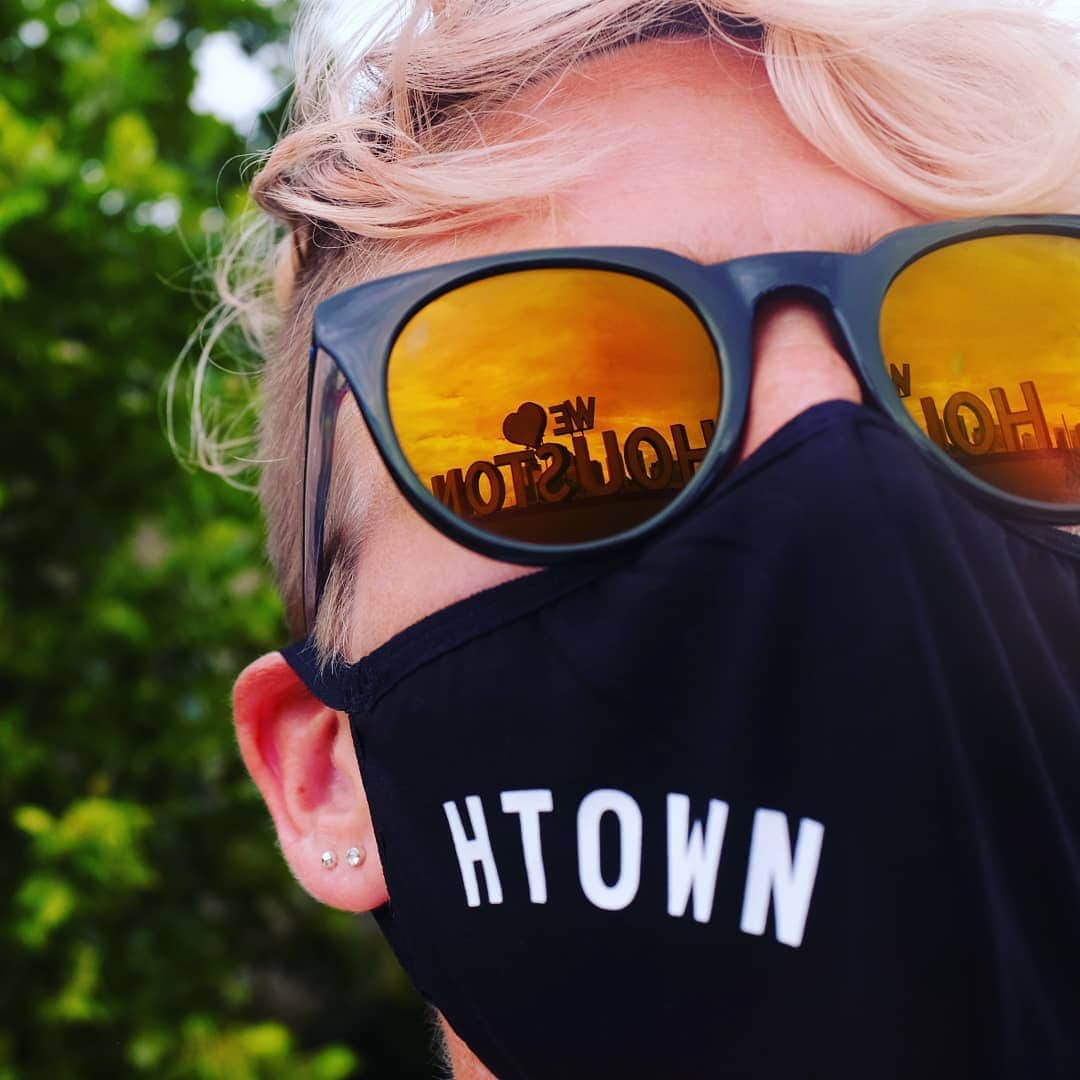 のインスタグラム：「♥️ #HTown . Thank you for the 😷  @samanddavy 👌🏼 . . . #Houston #DashTFOn」