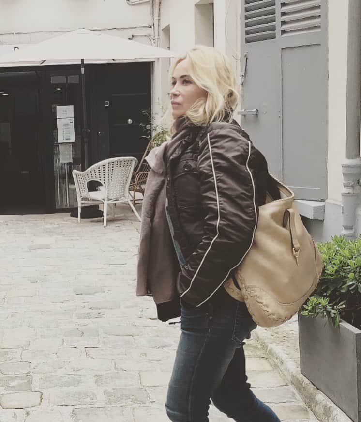 エマニュエル・ベアールのインスタグラム：「#bonnesemaine🌺  @studiodaguerre 📷🎼🎧🎤 when you steal your man’s jacket because you put all your winter coats in the cellar and it still freezing cold 🥶」