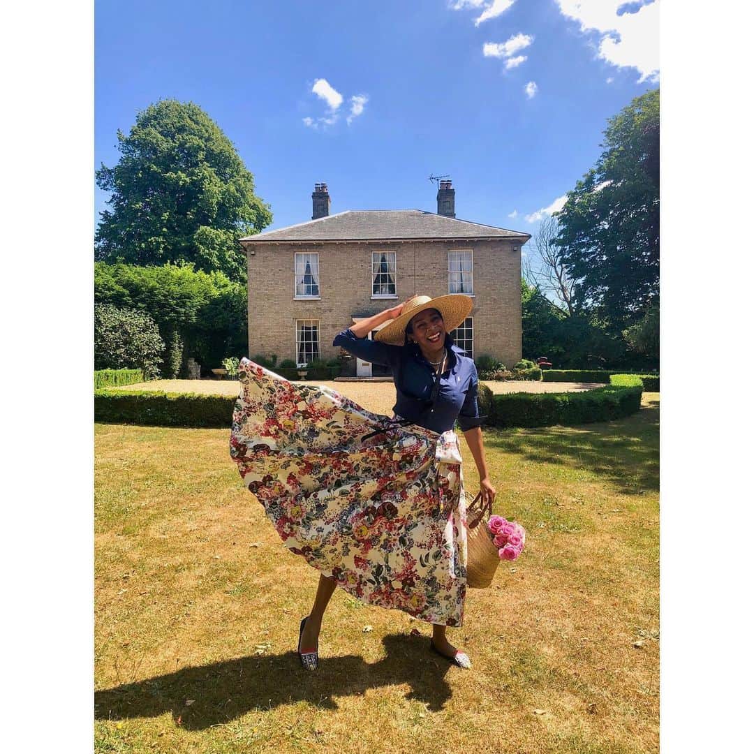 キャベジズ&ローゼズのインスタグラム：「The ever elegant Paula. Head over to  @hillhousevintage and hillhousediaries@blogspot.com for life goals & inspiration. 🌸🎂👗 @christina_strutt @cabbagesandroses_shop #livinglifebeautifully」