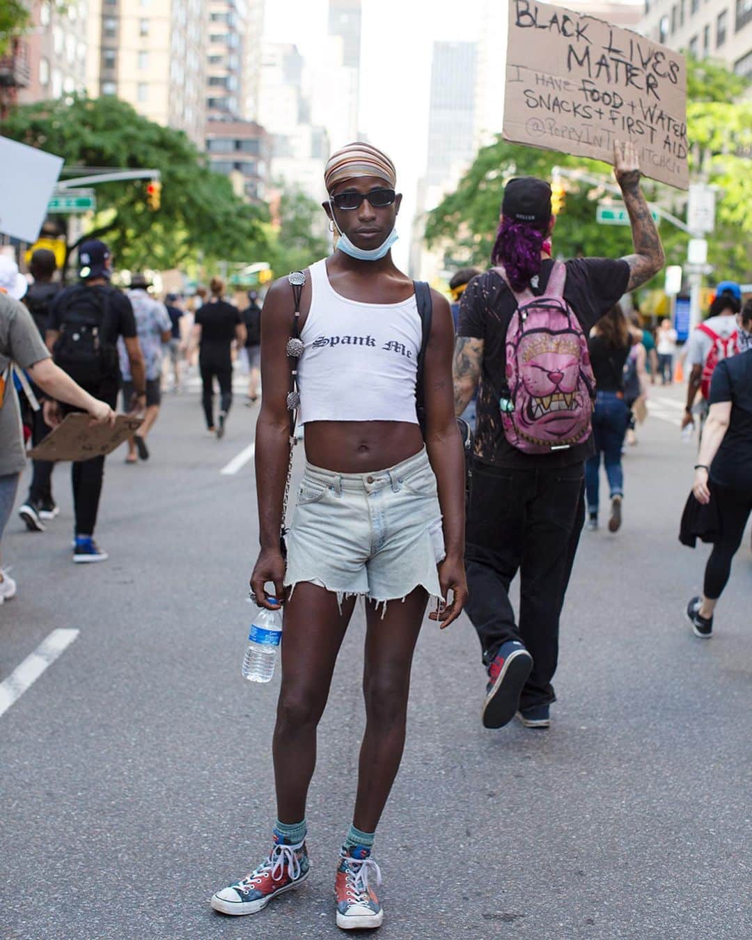 のインスタグラム：「Protest continues! So happy to see some familiar faces like Sartorialist alum @corywalkers yesterday.  It was great to be out photographing for quite a few hours yesterday and actually got my first completely normal street shot for the first time in months! Although I’m happy to be getting back to capturing great style on the streets of the world the last few weeks have changed my perspective and capturing peaceful protest for many different issues will hopefully become a more common occurrence in my work! #blacklivesmatter」