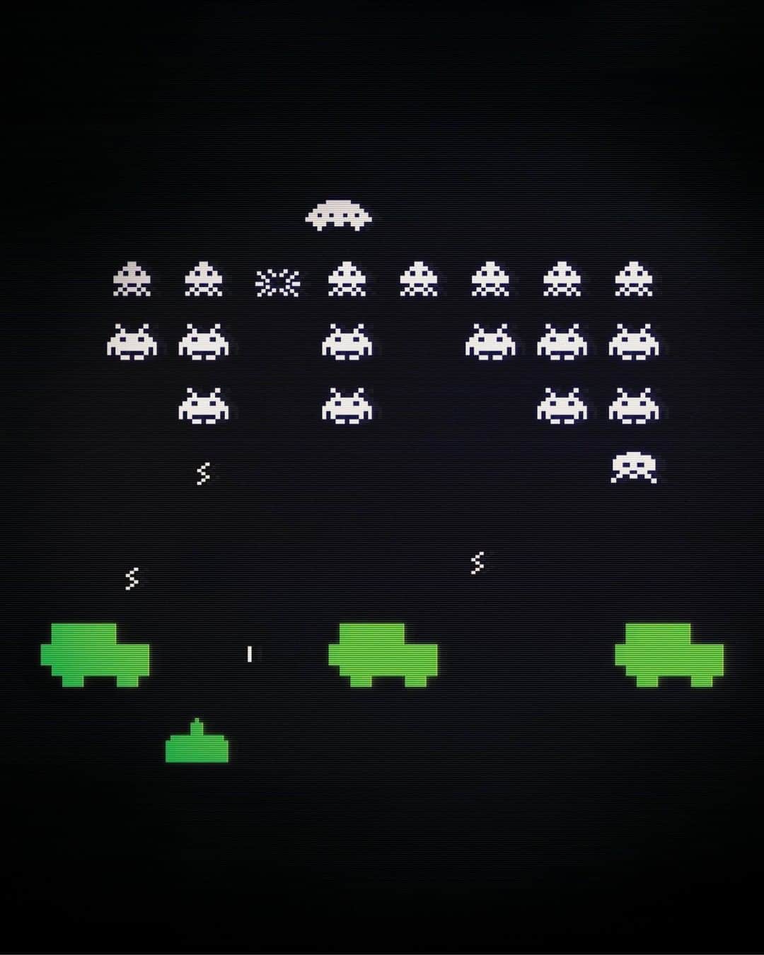 Land Roverさんのインスタグラム写真 - (Land RoverInstagram)「We've brought a classic into the 21st century and we’re still going #AboveAndBeyond in far-away galaxies.  #ClassicAds #TeamDefender #NewDefender #SpaceInvaders #LandRoverDefender #4x4」6月10日 2時14分 - landrover