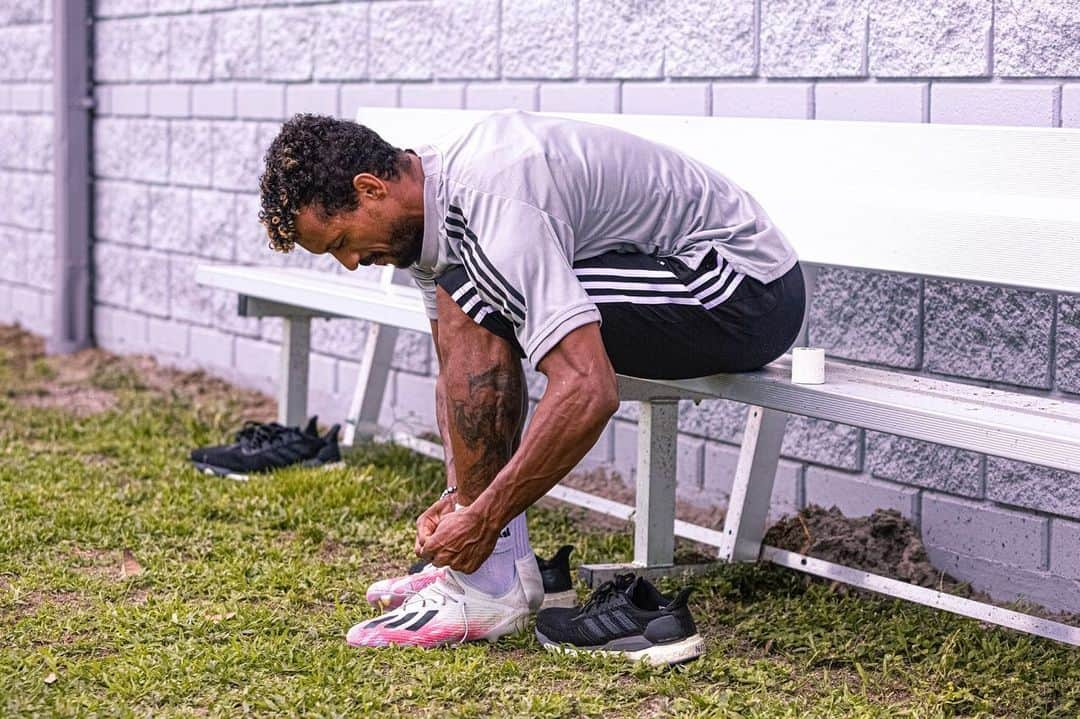 ナニさんのインスタグラム写真 - (ナニInstagram)「Boots laced up ➡️ Eyes on our goals! 💪⚽🎯 #tuesdayvibes #OrlandoCity #VamosOrlando #MLS」6月10日 2時17分 - luisnani