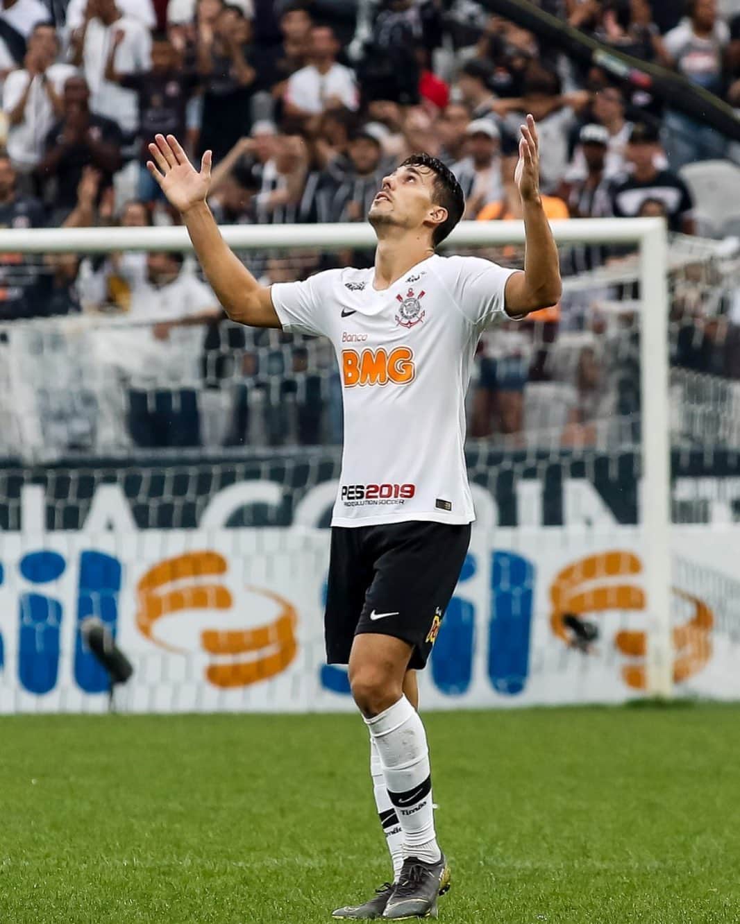 ダニーロ・フェルナンド・アベラールのインスタグラム：「31 anos 🎉🎊🎈 OBRIGADO a todos pelas mensagens, apoio, parcerias e tantos momentos marcantes! Sou um cara muito realizado, feliz e com muita vontade de crescer e aprender cada vez! Desejo tudo em dobro a todos voces, em especial minha Noiva, Familia, Amigos, Timao e torcedores! Beijo no coração de voces #NuncaCritiquei」