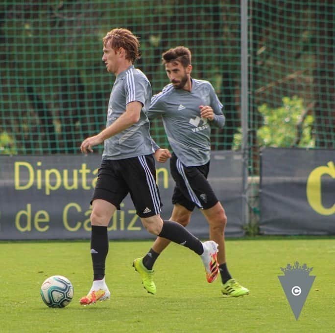 アレハンドロ・フェルナンデス・イグレシアスのインスタグラム：「Vista al frente que viene la Liga⚽️」