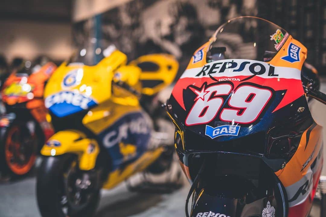 レプソル・ホンダのインスタグラム：「A quick swipe through history.」