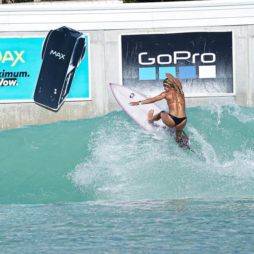 リンゼイ・ジャコベリスのインスタグラム：「Day two at @bsrsurfresort with the crew 🏄‍♀️ 🏄‍♀️ 🏄🏼 🌊 @darrin_shigeiseat @reese_shigeiseat  @stickybumpswax @paulmitchell @teamtoyota @quiverboards @blenderseyewear @bsrsurfresort 📸#Mom&Dad」
