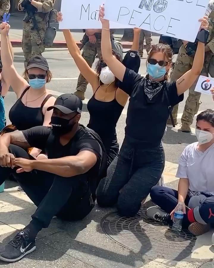 Hannah Stockingのインスタグラム：「We are stronger together. 🖤 Justice will be done when society reflects our beliefs that we are equal. #blacklivesmatter #nojusticenopeace」