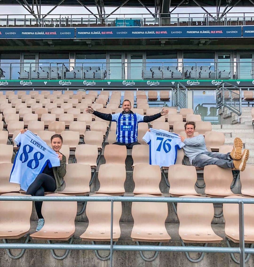 ラウラ・レピストのインスタグラム：「Täänks @mtvposse ja @hjkhelsinki hilpeestä sporttipäivästä!💙🤍 Vaikka lyhyeksihän se jäi 3x3 holarilla teeman mukaisesti.✌🏼 #ykköselläsisään #mtvposse #turvaväli」